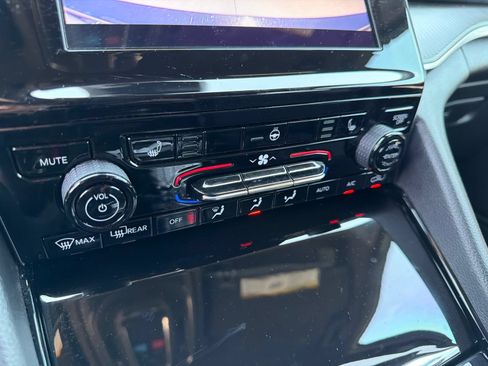 Used 2023 Jeep Grand Cherokee L Laredo RWD image 23