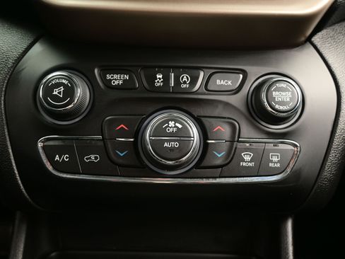 Used 2017 Jeep Cherokee Limited image 21