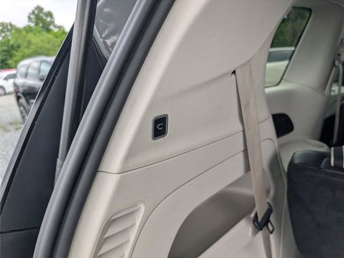 Used 2023 Chrysler Pacifica Touring-L FWD image 14