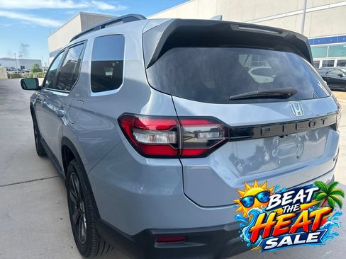 Used 2025 Honda Pilot Sport image 5