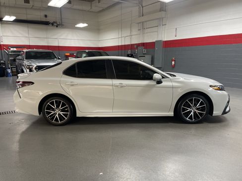 Used 2023 Toyota Camry SE FWD image 11