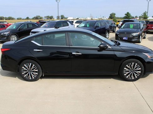 Used 2024 Nissan Altima 2.5 SV image 4