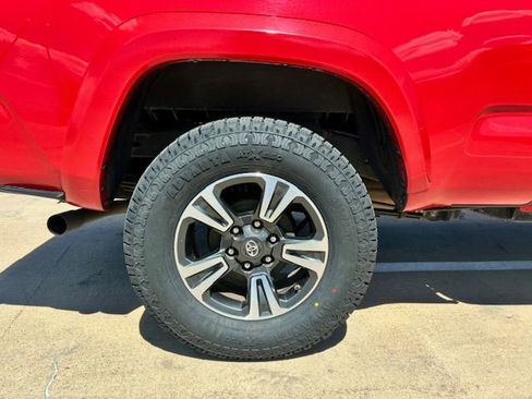 Used 2018 Toyota Tacoma TRD Sport w/ Technology Package image 10