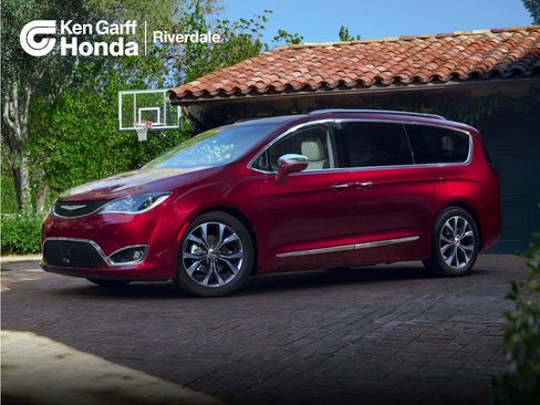 Used 2018 Chrysler Pacifica Touring-L w/ Tire & Wheel Group FWD image 1