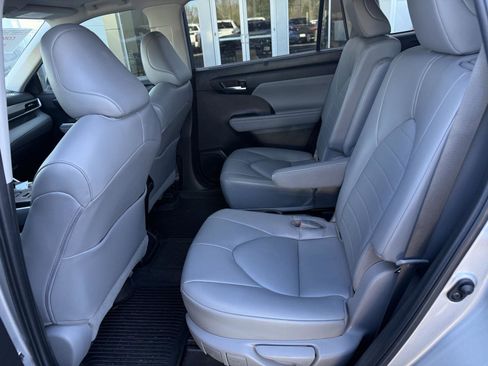 Used 2022 Toyota Highlander XLE image 10