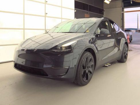 Used 2024 Tesla Model Y 2WD image 2