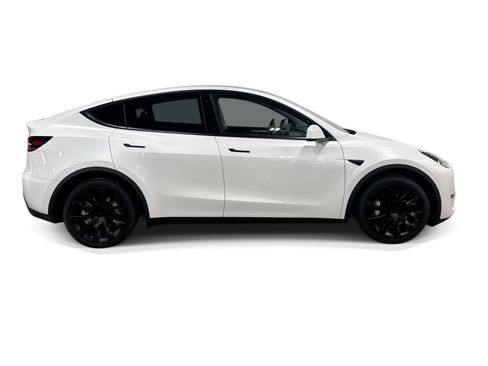 Certified 2023 Tesla Model Y AWD image 7