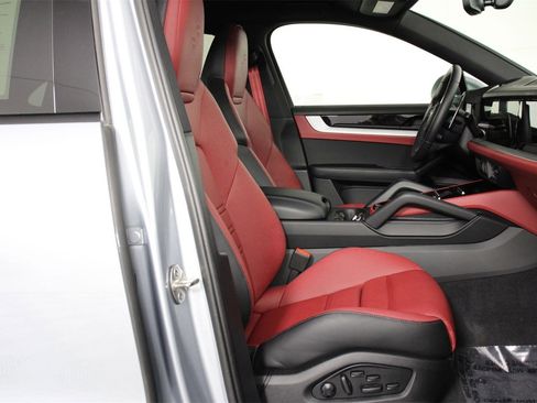 Used 2025 Porsche Cayenne S image 31