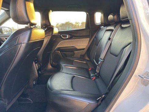 Certified 2025 Jeep Compass Latitude image 27