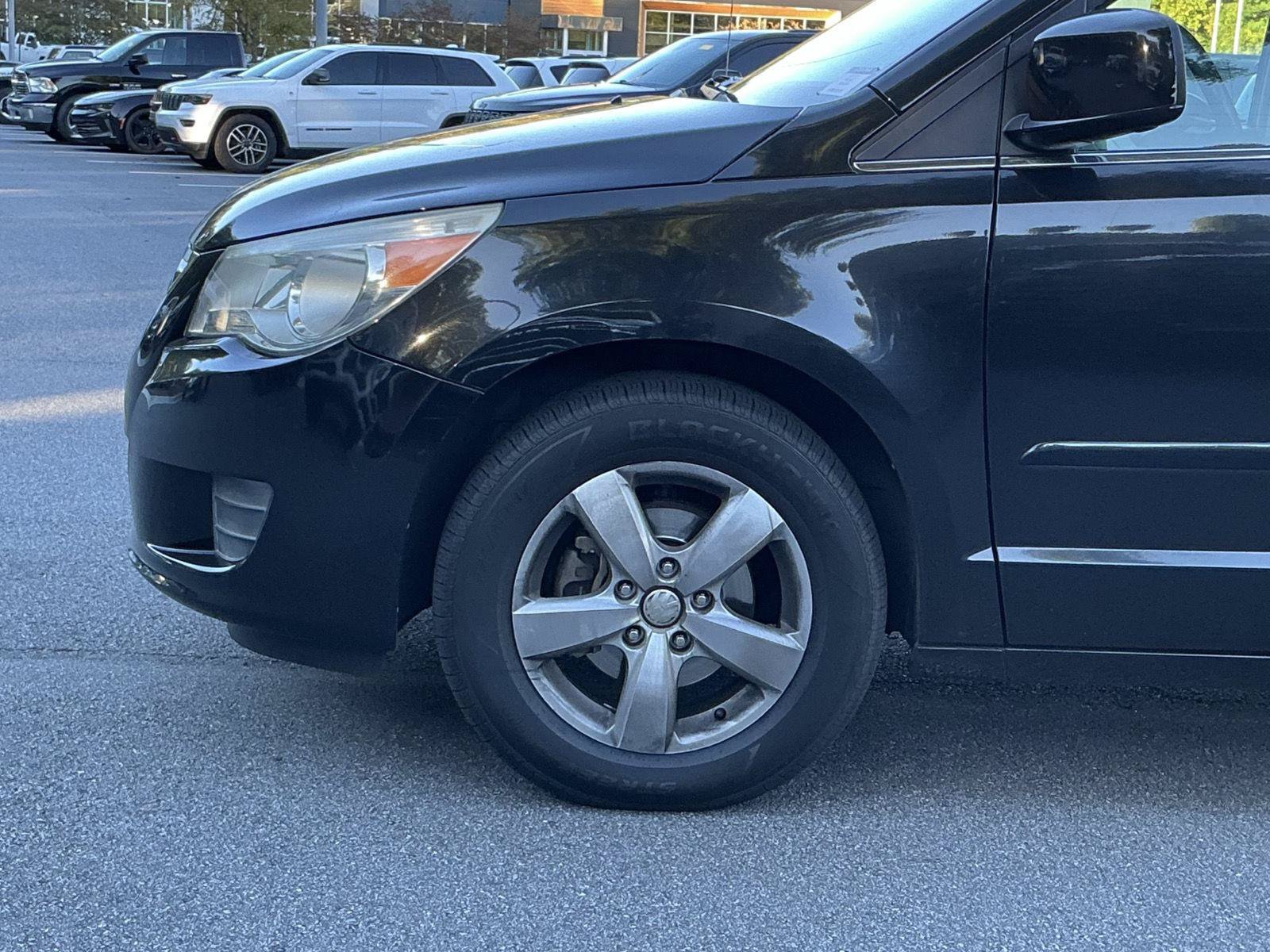Used 2011 Volkswagen Routan SE FWD image 12