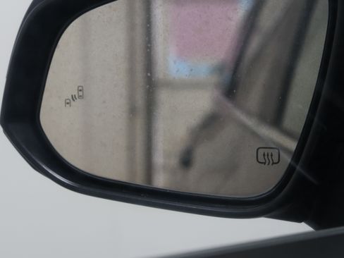 Used 2023 Toyota Highlander XLE FWD image 23