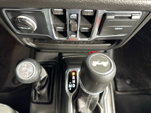 Used 2024 Jeep Wrangler Unlimited image 21