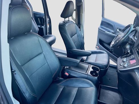 Used 2020 Toyota Sienna SE w/ Carpet Mat Package FWD image 27