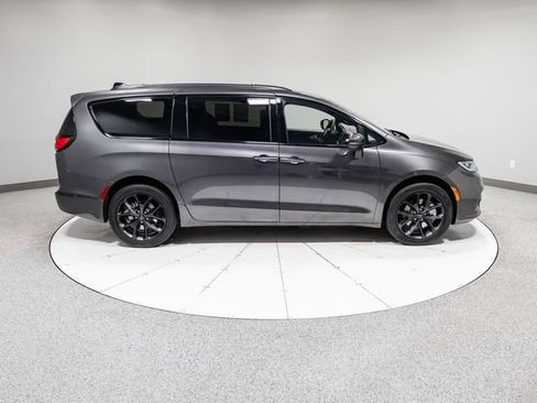 Used 2023 Chrysler Pacifica Touring-L w/ S Appearance Package image 31