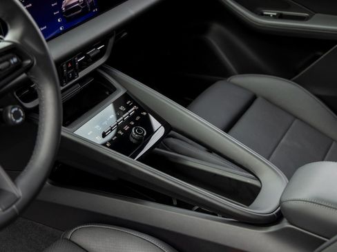 Certified 2025 Porsche Macan Electric image 37