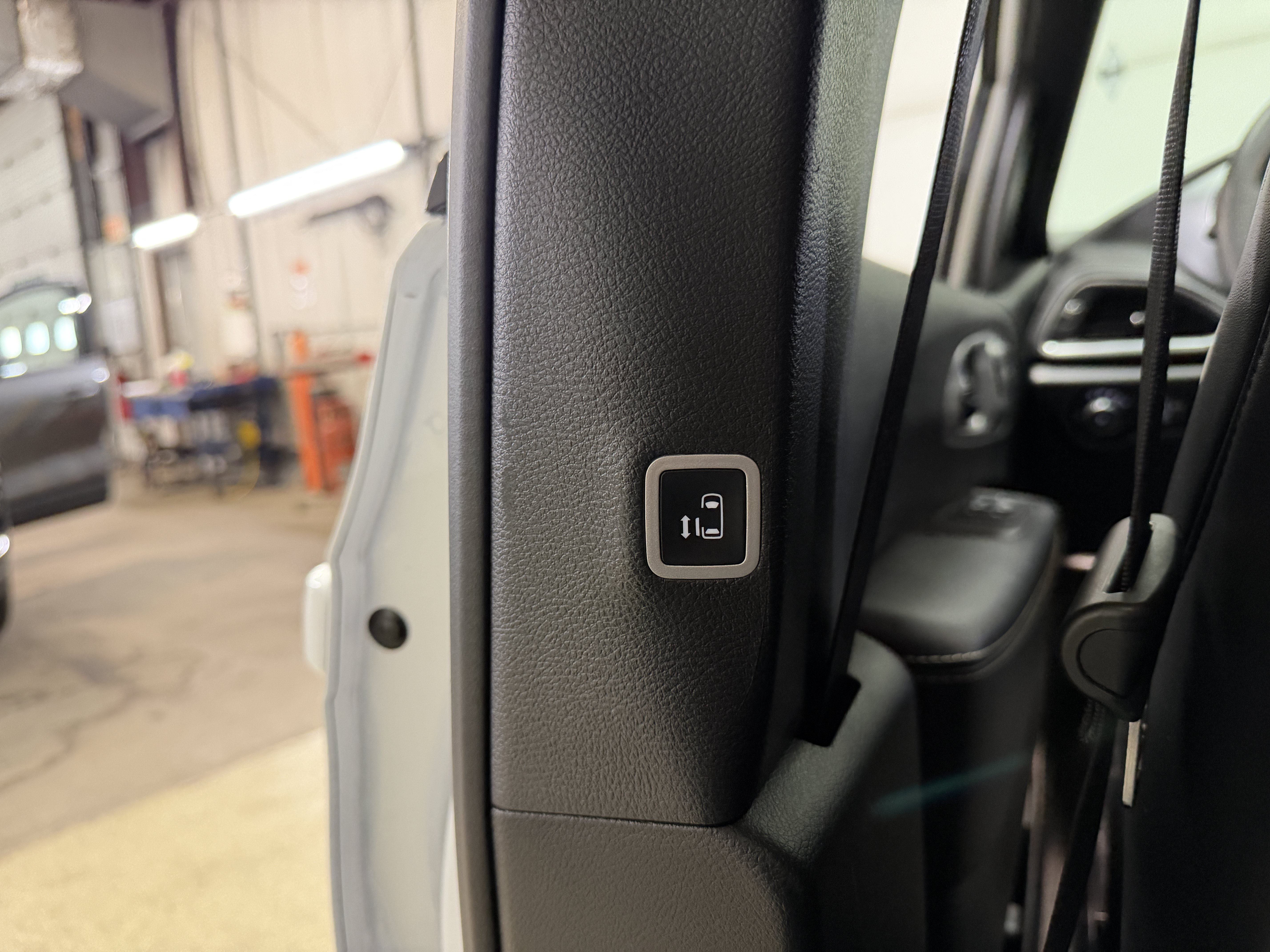 Used 2025 Chrysler Pacifica Limited FWD image 16