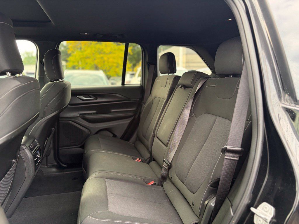 Used 2024 Jeep Grand Cherokee Laredo X AWD/4WD image 11