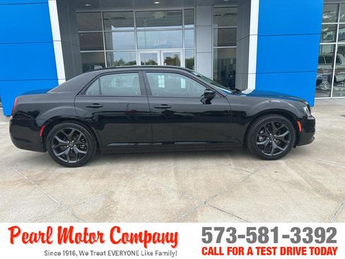 Used 2021 Chrysler 300 Touring w/ Sport Appearance Package RWD image 3