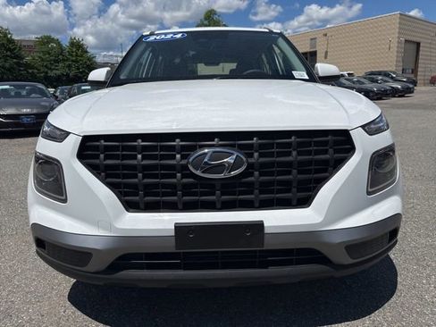 Used 2024 Hyundai Venue SE FWD image 2