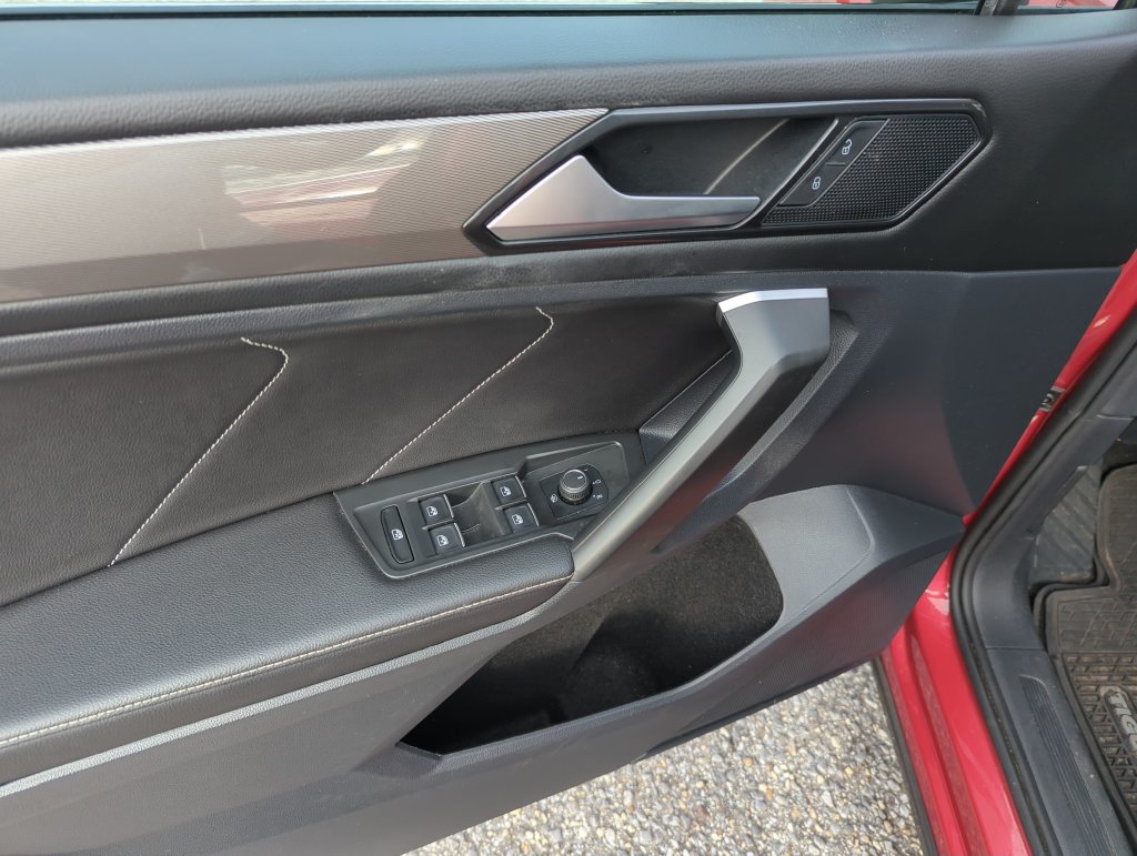Used 2023 Volkswagen Tiguan SE w/ Panoramic Sunroof Package FWD image 19