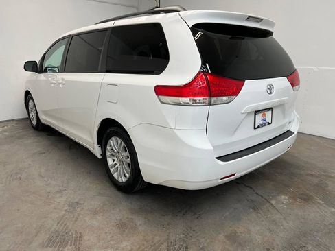 Used 2013 Toyota Sienna XLE image 4