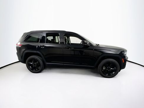 Used 2023 Jeep Grand Cherokee Limited w/ Black Appearance Package image 4