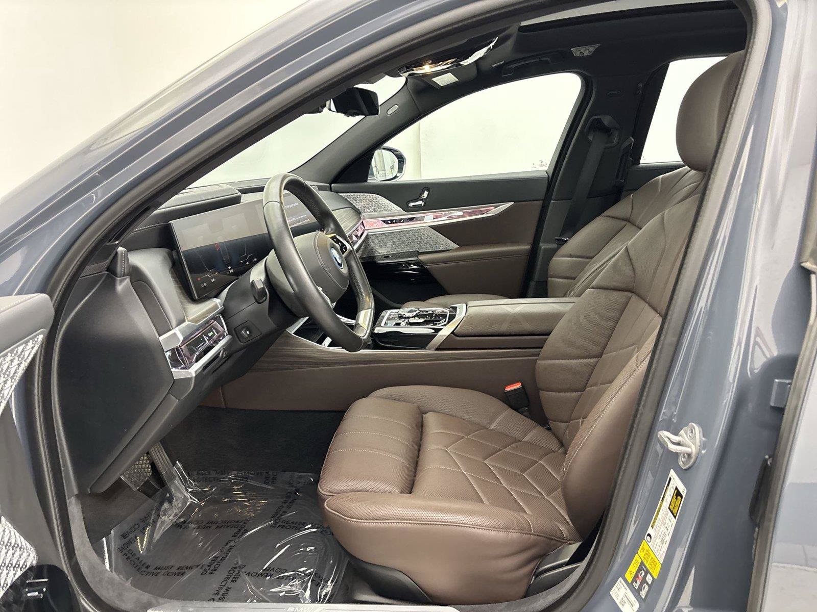 Used 2023 BMW i7 xDrive60 AWD/4WD image 25