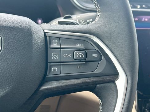 Used 2023 Jeep Grand Cherokee Limited w/ Luxury Tech Group II RWD image 26