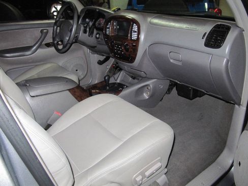 Used 2002 Toyota Sequoia SR5 AWD/4WD image 23
