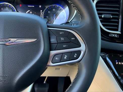 Used 2024 Chrysler Pacifica Touring-L FWD image 25