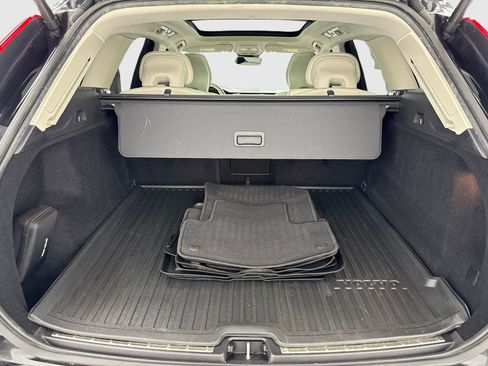 Used 2022 Volvo XC60 B5 Momentum w/ Protection Package Premier image 48