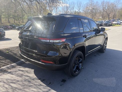 Used 2023 Jeep Grand Cherokee Altitude image 3