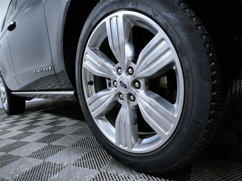 Used 2024 Ford Expedition Platinum image 2