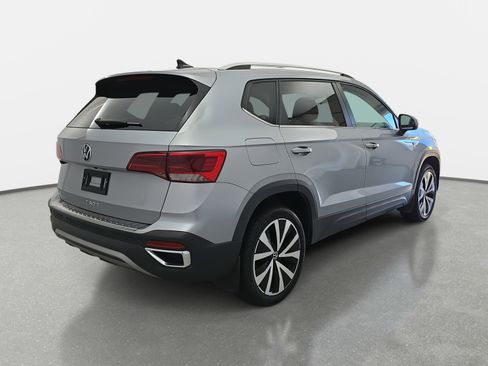 Certified 2022 Volkswagen Taos SE image 3