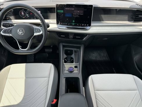 Used 2025 Volkswagen Tiguan SE AWD/4WD image 12