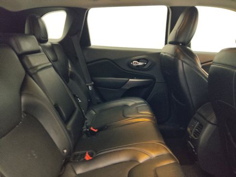 Used 2019 Jeep Cherokee Latitude Plus w/ Cold Weather Group AWD/4WD image 19