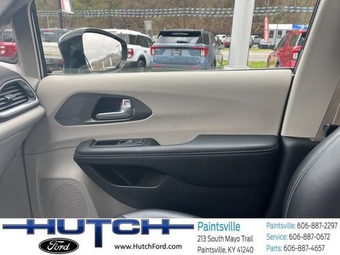 Used 2024 Chrysler Pacifica Touring-L FWD image 39
