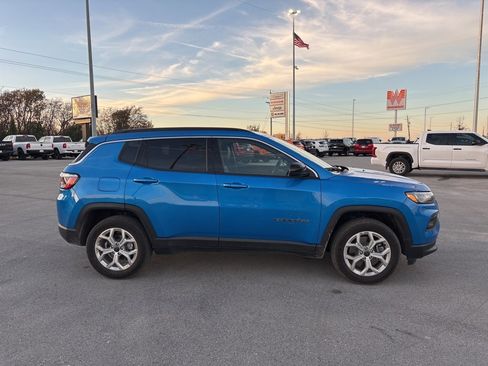 Used 2025 Jeep Compass Latitude image 2