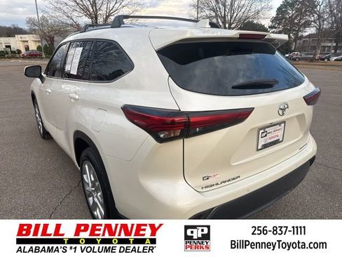 Used 2021 Toyota Highlander Limited image 3