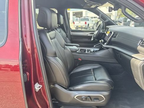 Used 2025 Jeep Wagoneer 4WD image 25