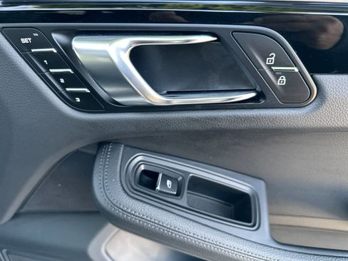 Certified 2025 Porsche Macan AWD/4WD image 19