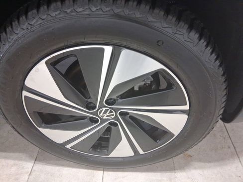 Used 2023 Volkswagen Taos SE w/ Panoramic Sunroof Package image 11