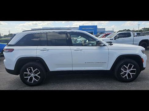 Used 2024 Jeep Grand Cherokee Limited image 2