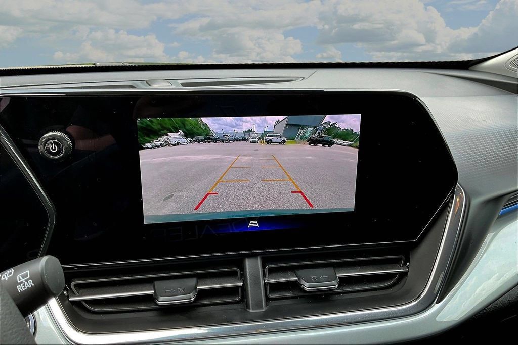 Used 2025 Chevrolet Trax LT FWD image 16
