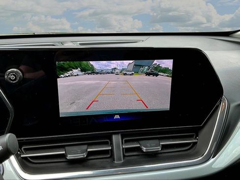 Used 2025 Chevrolet Trax LT FWD image 16