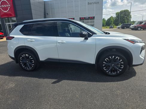 Used 2025 Nissan Rogue SL w/ Tech Package FWD image 2