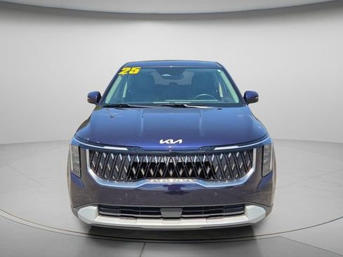 Used 2025 Kia Carnival FWD image 4