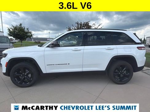 Used 2023 Jeep Grand Cherokee Altitude AWD/4WD image 5