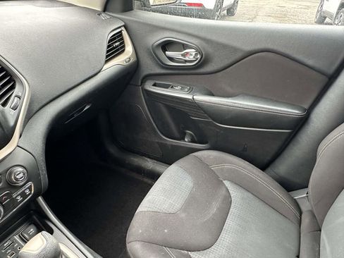 Used 2016 Jeep Cherokee Latitude FWD image 31