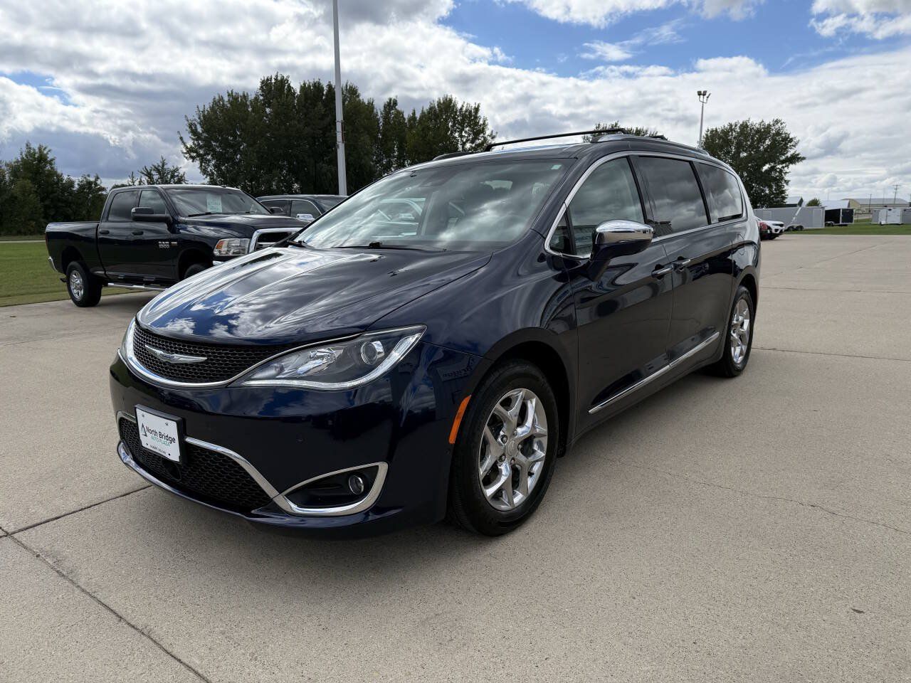 Used 2017 Chrysler Pacifica Limited w/ UConnect Theater Package FWD image 2